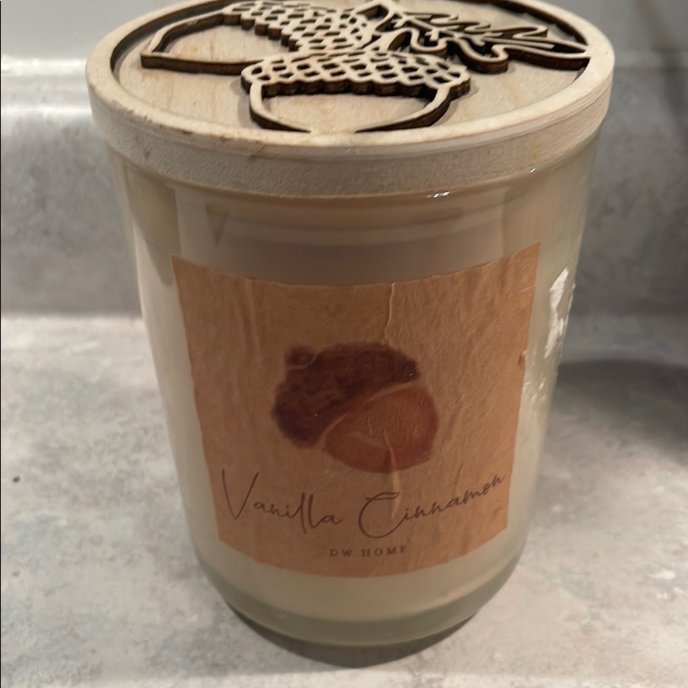 DW Home Vanilla Cinnamon Candle